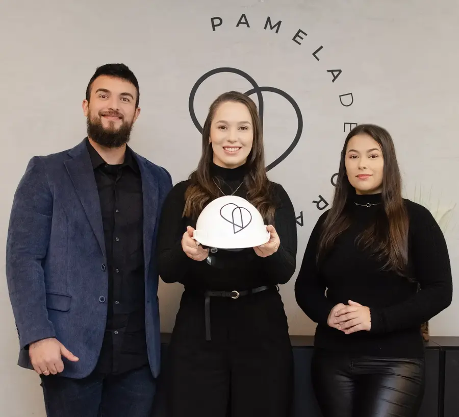 Equipe de profissionais trabalhando em projeto de design de interiores