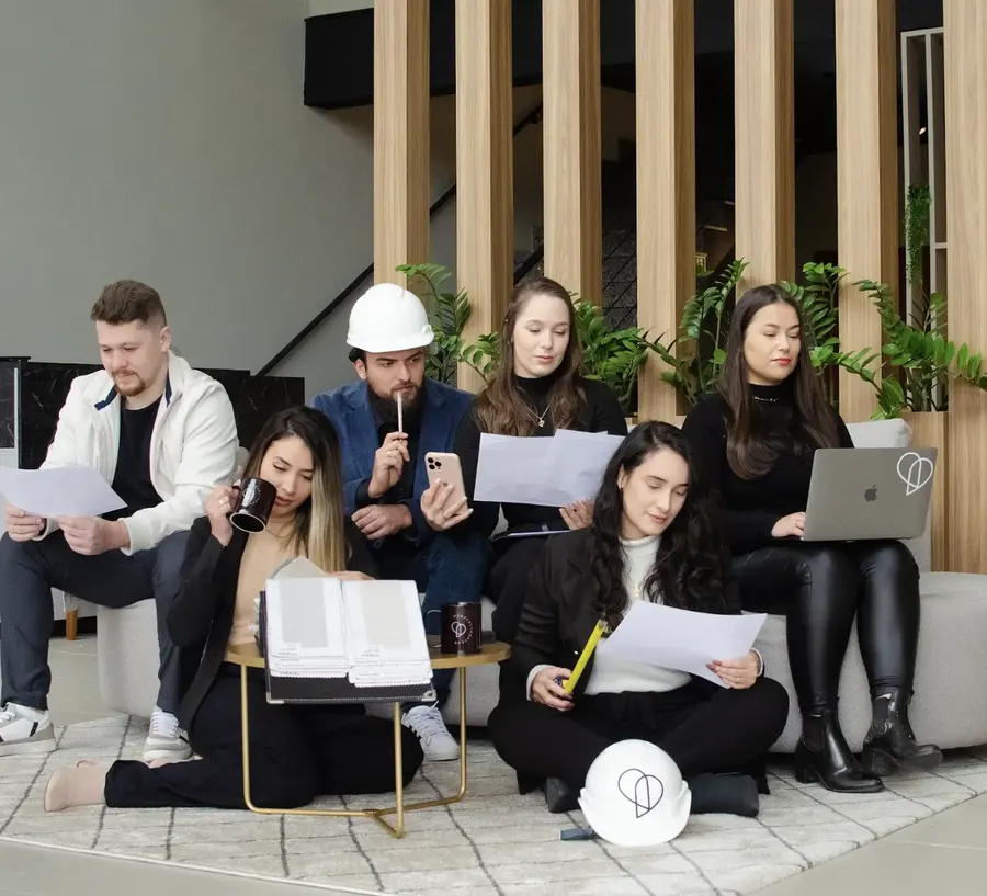 Equipe de designers de interiores da Pâmela Decoração em reunião de projeto